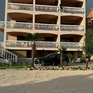 Apartman Bernarda 1, Nin